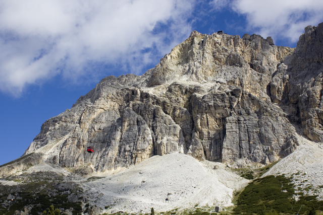 2011-08-17_08-12-12 cadore.jpg - Die Seilbahn vom Passo Falzarego zum Lagazuoi 